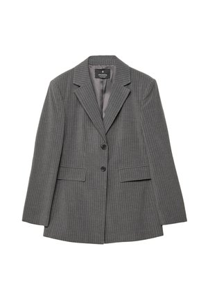 Blazer grigio a righe con vestibilità su misura, rever a punta, due bottoni e due tasche frontali. Realizzato in un tessuto testurizzato con fodera liscia.
