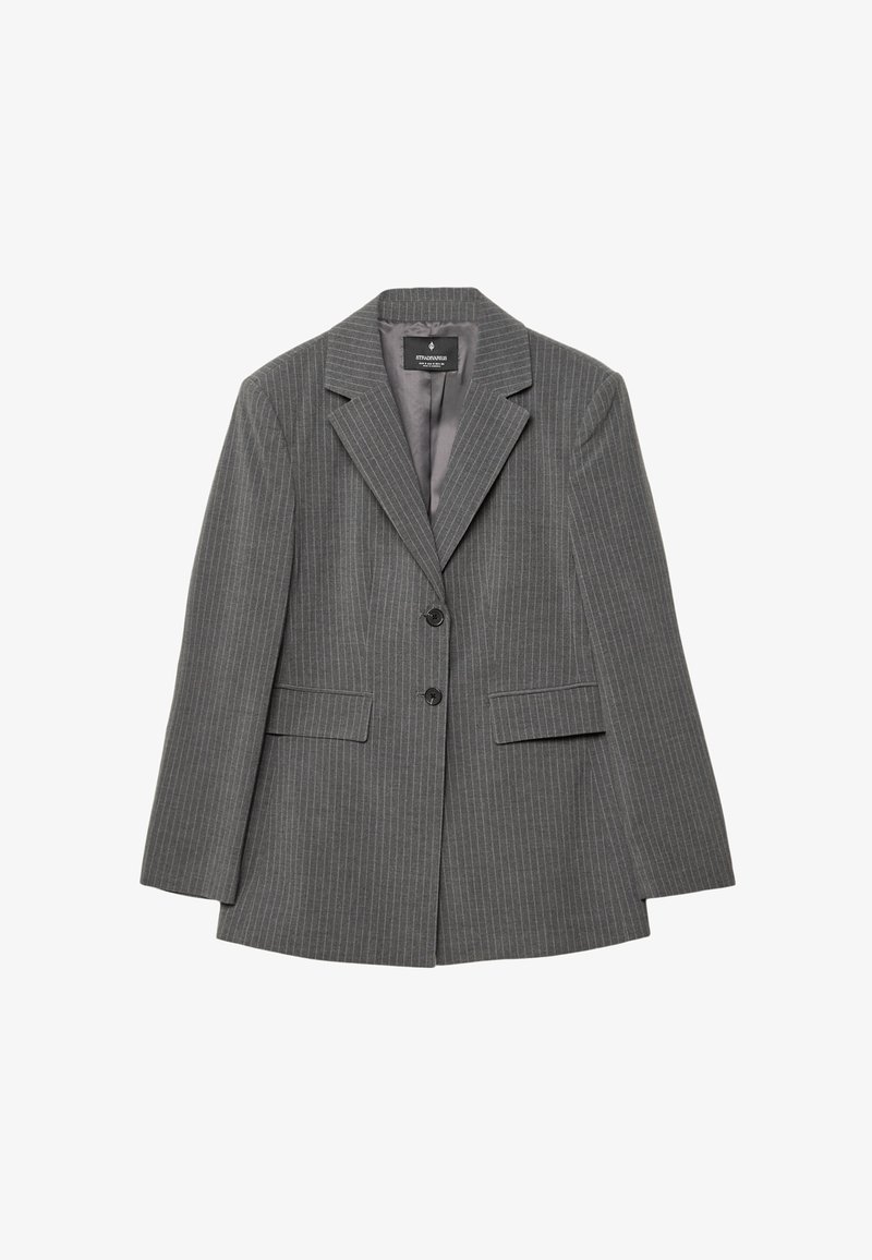Blazer grigio a righe con vestibilità su misura, rever a punta, due bottoni e due tasche frontali. Realizzato in un tessuto testurizzato con fodera liscia.