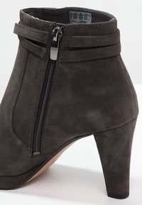 Clarks Botki na obcasie