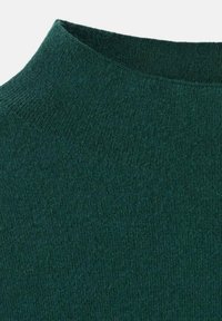 Tessuto di maglia verde scuro con un collo alto, texture liscia e cuciture uniformi, che mette in mostra un sottile motivo a coste.