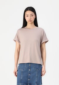 Lys rosa t-skjorte med korte ermer, rund hals og oppbrettede ermer, sammen med et denimsminiskjørt med frontknapper og lommer.