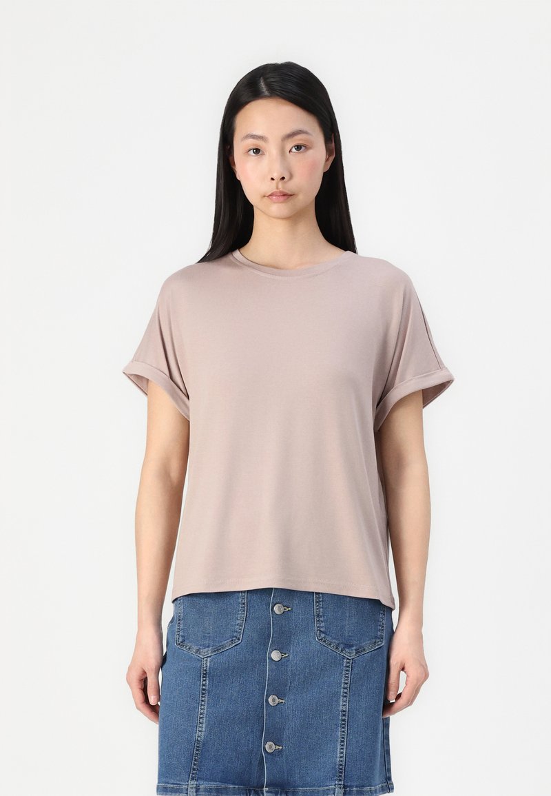 Lys rosa t-skjorte med korte ermer, rund hals og oppbrettede ermer, sammen med et denimsminiskjørt med frontknapper og lommer.