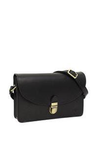 Bolso de hombro de cuero negro con cierre de solapa y herrajes en tono dorado. Presenta una correa desmontable y una textura suave. Forma rectangular.