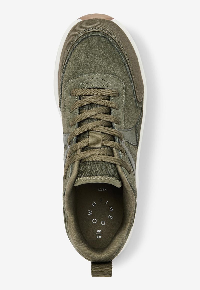 Olivgrüne Wildleder- und Stoff-Sneaker mit brauner Zehenkappe, Schnürung, gepolstertem Kragen und weißer Sohle, von oben betrachtet.