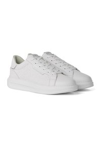 Ζεύγος λευκά δερμάτινα sneakers με χαμηλή κορυφή, κλείσιμο με κορδόνια και λεπτό ανάγλυφο σχέδιο στο πλάι, εμφανιζόμενα σε λευκό φόντο.