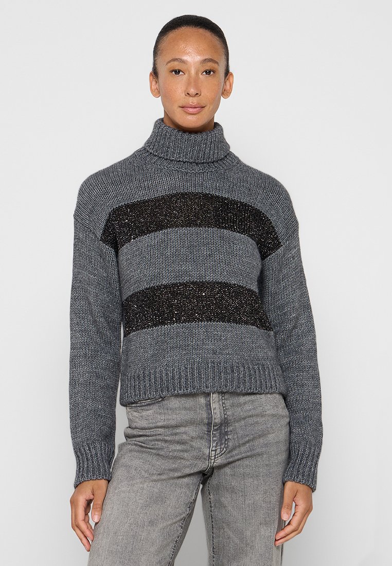 Maglione grigio lavorato a maglia con colletto alto, decorato con strisce orizzontali nere scintillanti. Orlo spesso a coste e maniche testurizzate.