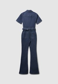 Combinaison en denim bleu foncé, à manches courtes, avec col, taille ceinturée, jambes évasées et deux poches arrière. Texture lisse et tissu durable.