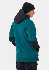Felpa con cappuccio color turchese con accenti neri e logo sulla schiena. Presenta una texture liscia e un cappuccio con zip completa per una maggiore funzionalità.