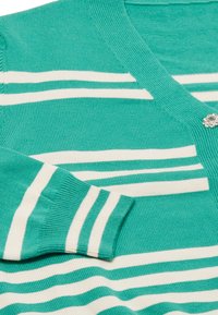 Maglione turchese con righe bianche; design a V; texture a costine su polsini e orlo; presenta un accento decorativo argentato all'collo.