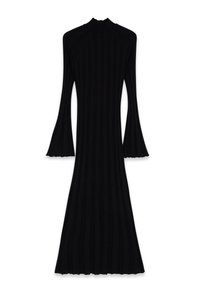 Dolga črna pletena obleka z visokim ovratnikom in razširjenimi rokavi v obliku zvona, oprijeta okoli trupa in bokov, razširjena do širokega roba.