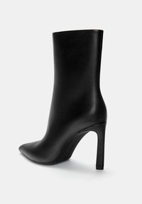 PULL&BEAR Kotníkové boty - black