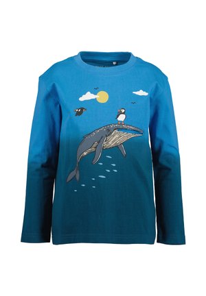 Langærmet blå gradient skjorte med en hval, der svømmer under vandet, lomvie, der står på dens ryg, flyvende lomvier, sol, skyer og små fisk.