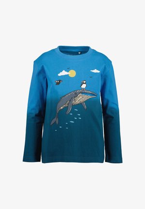 Langärmeliges blaues Gradientshirt mit einem Wal, der unter Wasser schwimmt, einem Papageitaucher, der auf seinem Rücken steht, fliegenden Papageitauchern, Sonne, Wolken und kleinen Fischen.