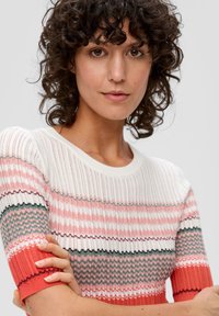 Pull en tricot avec des rayures pastel en rose, blanc et vert, doté d'une texture côtelée et de manches courtes orange. Encolure ronde.