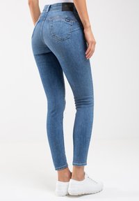 Big Star MELINDA HIGH WAIST - Pieguloša piegriezuma džinsi - blau