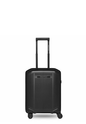 Zwarte harde handbagagekoffer met verticale ribbels, vier zwenkwielen en een uitschuifbare telescoopgreep met het label SMARTBOX.