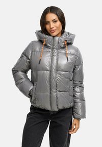 Chaqueta acolchada gris con cierre de cremallera, capucha y cordones naranjas. Presenta un diseño acolchado y bolsillos laterales, fabricada con un material brillante y suave.