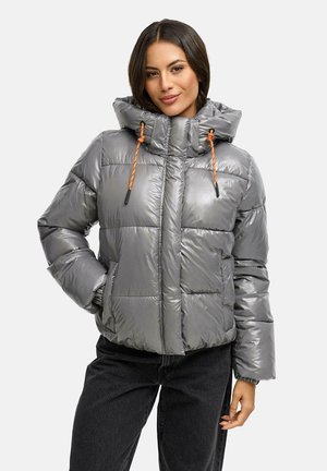 Grå puffy jakke med lynlås, hætte og orange snortræk. Har quiltet design og sidelommer, lavet af blankt, glat materiale.