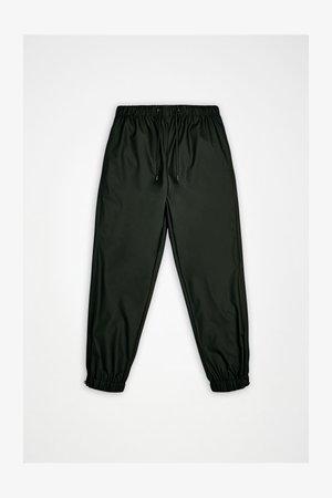 Czarne spodnie dresowe wykonane z gładkiego, lekkiego materiału. Posiadają elastyczną talię z sznurkiem oraz elastyczne ściągacze przy kostkach.