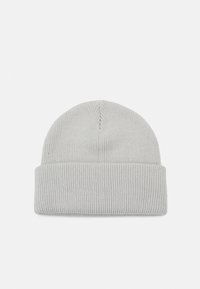 Graue Strickmütze mit gerippter Textur und umgeschlagenem Saum. Der Stoff wirkt weich und elastisch, geeignet für den Alltag.