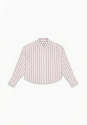 Langärmliges, kurz geschnittenes Hemd mit vertikalen roten und weißen Streifen und spitzem Kragen, flach auf einem weißen Hintergrund liegend.