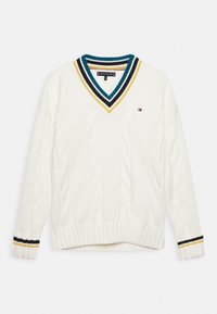 Biały sweter w warkoczowy wzór z dekoltem w serek, w paski w kolorach turkusowym, czarnym i żółtym, z pasującymi paskami przy mankietach, z małym logo flagi na klatce piersiowej.