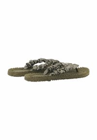 Sandalias de tiras plateadas metálicas con textura arrugada, que presentan una suela trenzada de color verde olivo. Diseño plano adecuado para uso casual.