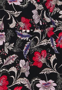 Tela negra con un patrón floral que presenta flores rojas, moradas y blancas, así como hojas verdes, con detalles texturizados en el diseño.