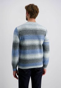 Gestreepte gebreide trui in tinten blauw en grijs, met een ronde hals en ribgebreide manchetten, van een zachte, gestructureerde stof.