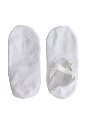 Para białych skarpetek tanecznych wsuwanych, jedna pokazująca teksturowaną podeszwę antypoślizgową, druga z elastycznymi paskami na górze.