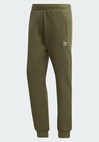 Olivgröna mjukisbyxor av mjukt tyg med resår i midjan, sidfickor och en liten vit logga på vänstra låret.