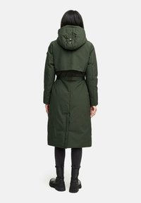 Cappotto lungo verde imbottito con cappuccio corto, vita con cintura e bottoni decorativi sul retro. Presenta una linea dritta e tasche laterali.