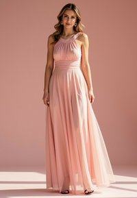 Długa wieczorowa suknię w delikatnym różu, z marszczonym dekoltem, designem na jedno ramię oraz zwiewną spódnicą wykonaną z lekkiego materiału.