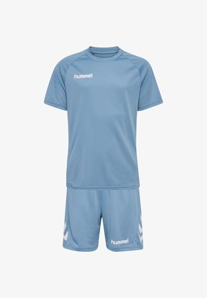 Jasnoniebieski zestaw sportowy z krótkim rękawem i szortami z białymi logo "hummel" na piersi i szortach oraz białymi detalami w kształcie jodełki po bokach szortów.