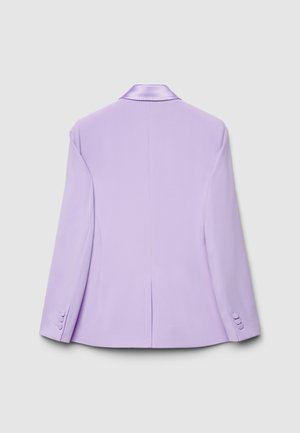 Lavendelfarbener Blazer mit Satin-Kragen, einer Rückenöffnung und Knopfakzenten an den Ärmeln. Glatter Stoff und maßgeschneiderte Silhouette.
