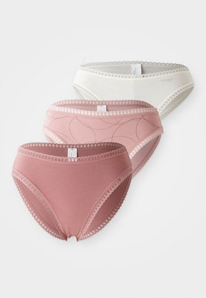 Tre paia di mutandine da donna in rosa chiaro, rosa scuro e avorio. Ognuna presenta un bordo in pizzo e una texture di tessuto morbida e elasticizzata.