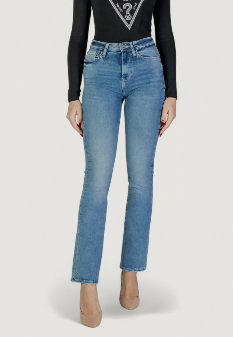 Jeans svasati azzurri chiari con vita media, realizzati in denim. Presentano un classico design a cinque tasche e dettagli di cuciture sottili.
