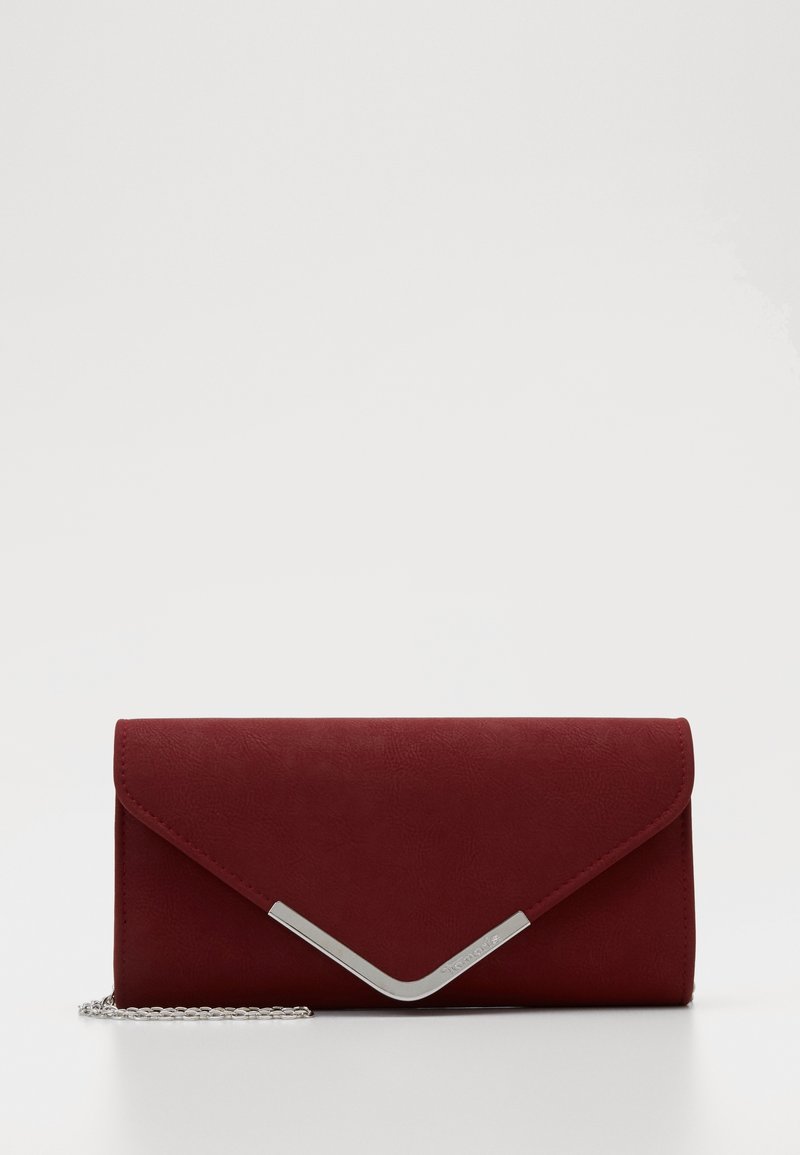Pochette rectangulaire rouge foncé avec rabat triangulaire et détail métallique argenté en forme de V, reposant sur une surface plane avec une chaîne argentée visible.