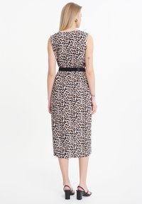 Vestido midi de estampado de leopardo con silueta ajustada, diseño sin mangas, cintura definida acentuada por un cinturón negro, tela suave y dobladillo a la altura de las rodillas.