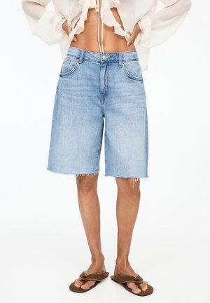 FRAYED HEM - BERMUDA - Denimshorts - blue denim