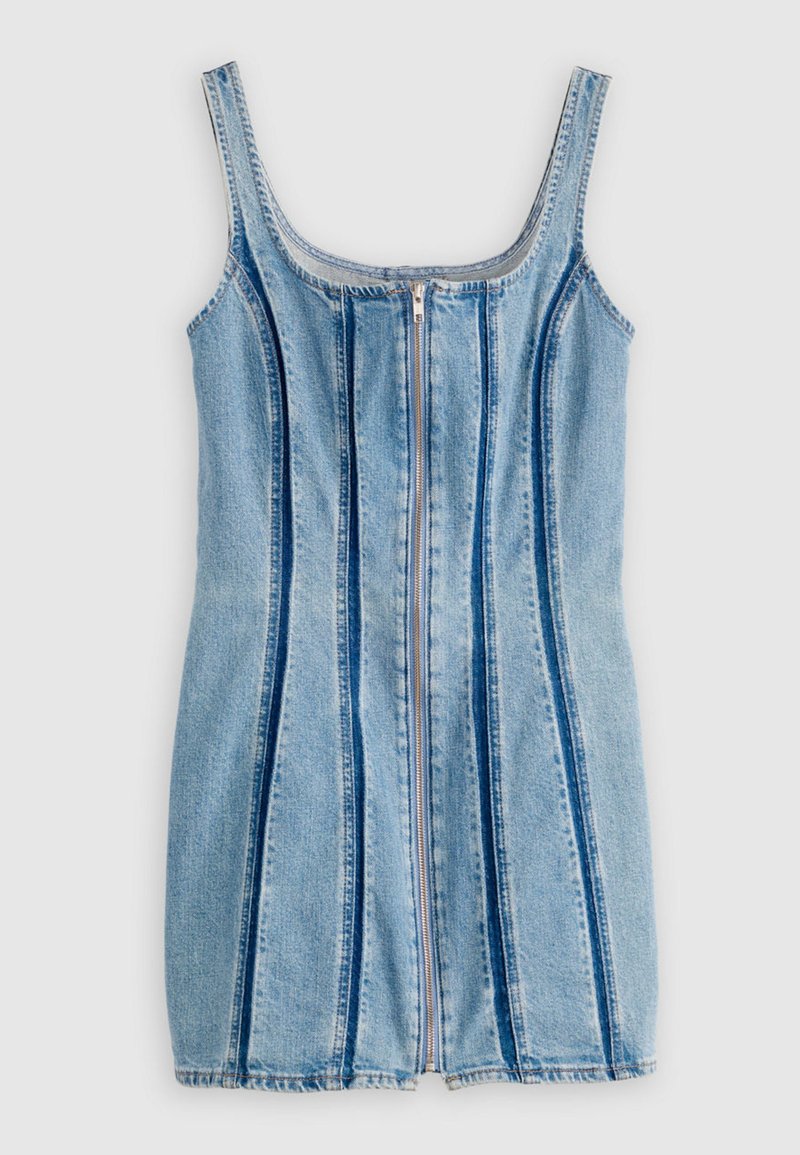 Denimkjole med en figursyet silhuet, der har en lynlås foran, brede stropper og lodrette blå accentstriber på en lyseblå baggrund.