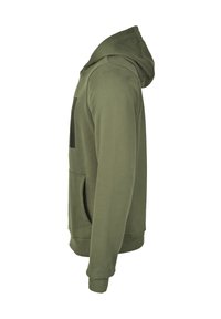 Olijfgroene hoodie, van een katoenmix, met een kangoeroezak, ribgebreide mouwen en zoom, en een grote zwarte grafische print op de voorkant. Zijaanzicht weergegeven.