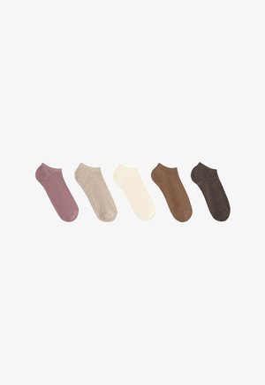 Paar Beine mit braunen, niedrig geschnittenen Knöchelsocken auf einer weißen Oberfläche, von der Seite und von vorne gezeigt.