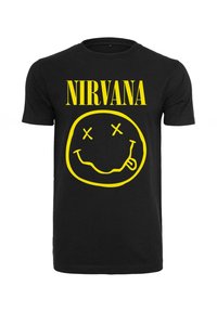 Sort bomulds T-shirt med stor gul "NIRVANA" tekst og et smilende ansigt med krydsede øjne og en strittende tunge.