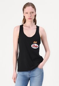 Μαύρο αμάνικο μπλουζάκι από βαμβάκι με στρογγυλή λαιμόκοψη. Διαθέτει ένα κίτρινο και κόκκινο καρό πατρόν και το κεντητό λογότυπο "Pinko Garage".