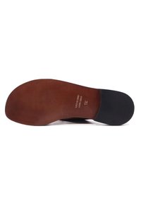 Suola di scarpa in pelle marrone con design piatto. Presenta una superficie testurizzata e un bordo liscio, contrassegnata con dettagli sulle taglie.