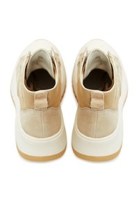 Tenisky s béžovo-krémovou barevnou kombinací, vyrobené z semiše a síťoviny, s polstrovanou podešví a designem zvyšujícím výšku.