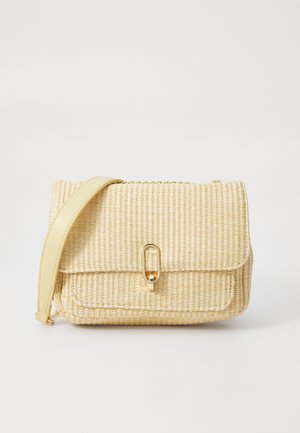 Bolsa de palha trançada em amarelo pálido, com uma alça de couro suave, aba dobrável, detalhes em metal dourado e um fecho frontal em metal.