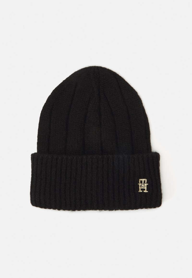 Bonnet en tricot côtelé noir avec revers plié et petit logo "TH" doré brodé sur le côté avant droit.
