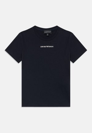 Tamsiai mėlynas medvilninis marškinėliai su apvaliu kaklu, trumpomis rankovėmis ir balta "Emporio Armani" logotipu, spausdintu ant krūtinės. Be raštų ar akcentų.